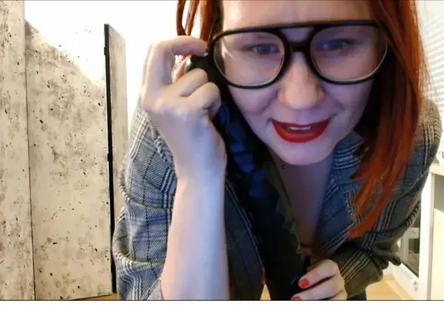 Sexy Professor hat Analspaß und spritzt nass