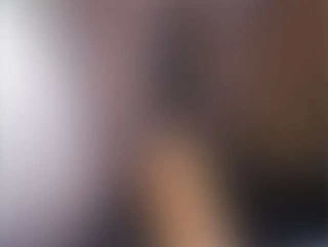 Mein Dildo und ich alleine auf der Couch, es wird feucht.