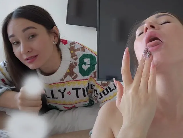 Sexy Mitbewohnerin lutscht mir am Weihnachtsmorgen sehr tief den Schwanz
