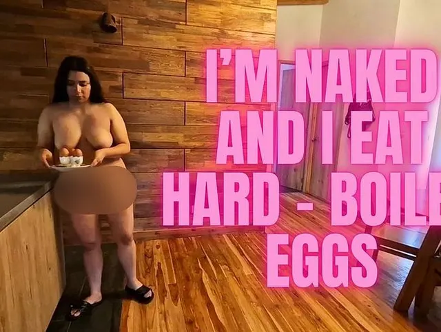 Ich bin nackt und esse hartgekochte Eier