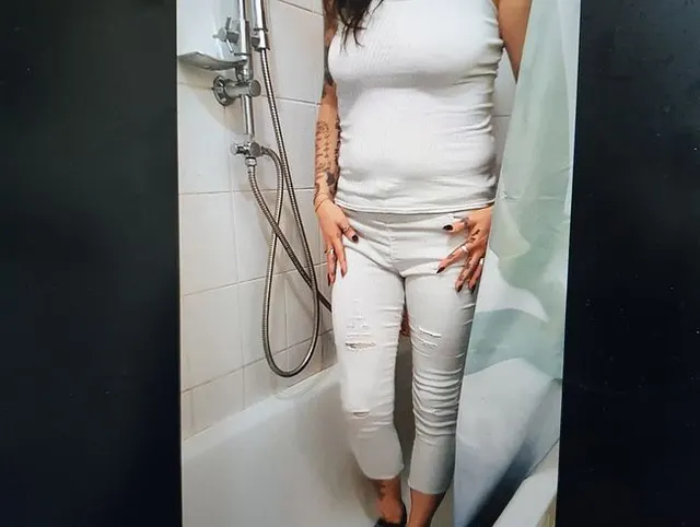 Sexy in weiß und Schläppchen geduscht