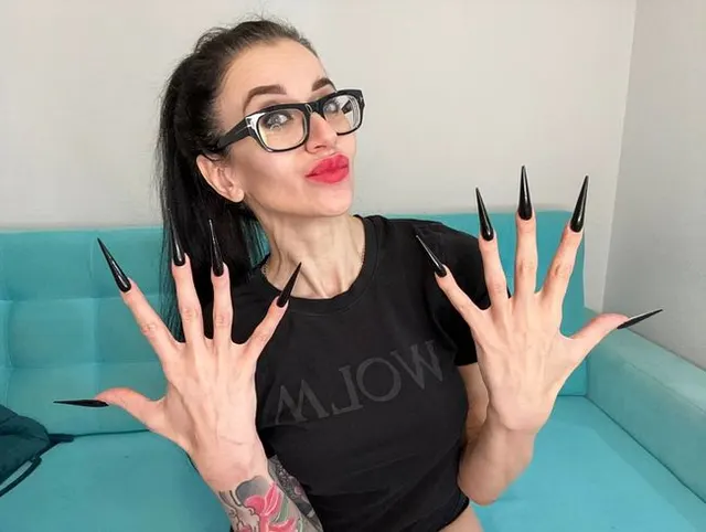 Fingerschnippen, lange Finger mit SCHWARZEN langen Nägeln