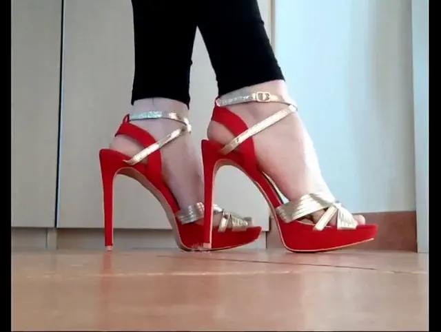 Fühle meine High-Heel-Sandalen, Stell sie dir zwischen deinen Beinen oder in deinem Mund vor