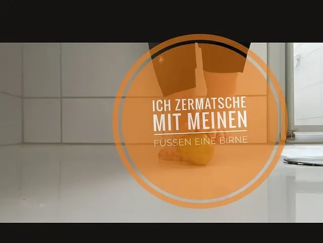 Mit Füssen eine  Birne zertreten ASMR
