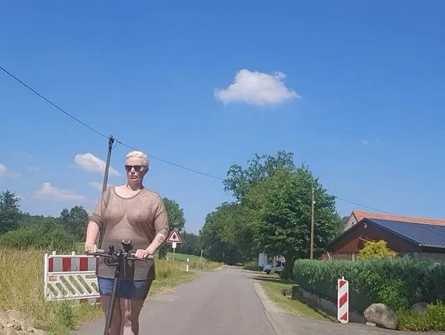 Frivole Spazierfahrt mit dem Scooter