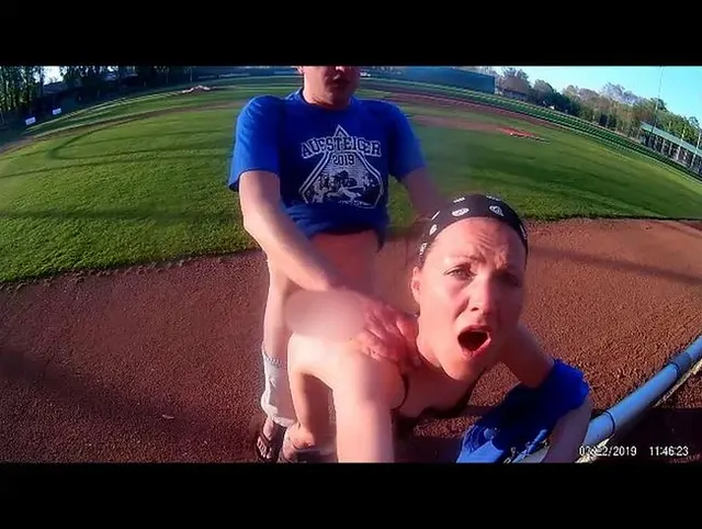 PUBLIC & Outdoor! Keule auf dem Baseballplatz geschwungen