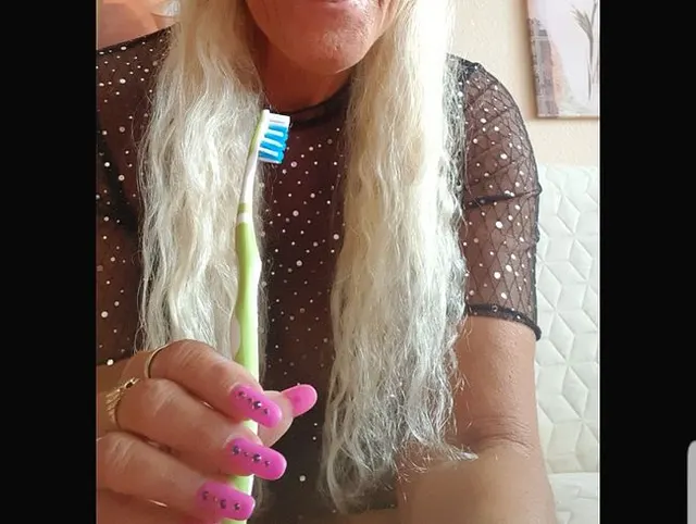 GEIL MIT DER ZAHNBÜRSTE BESORGT Teil 1