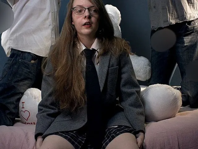 HAARIGE PUSSY, KAHLKÖHLIGE PUSSY – Schulmädchenuniform, Rasur mit Teddy – UnicornDisney