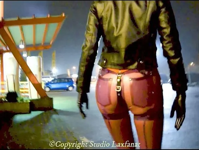 Latex durchbohrtes Mädchen in transparenten Jeans und Strümpfen fickt riesigen Dildo und pinkelt in der Öffentlichkeit. P1