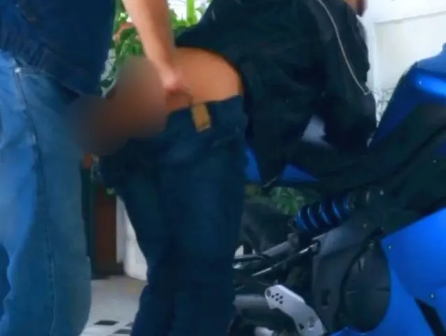 Das Bikermädchen wurde tief in ihre Muschi gefickt und füllte ihre Vagina direkt neben dem Motorrad