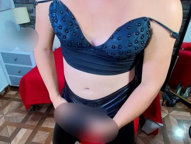Mein Schwanz gleitet in meinen Latex-Spandexanzug.