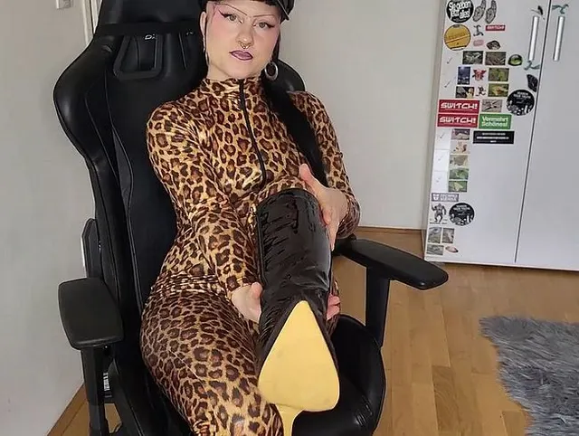 Deine Göttin kümmert sich in Bodysuit & Stiefeln behutsam um dich