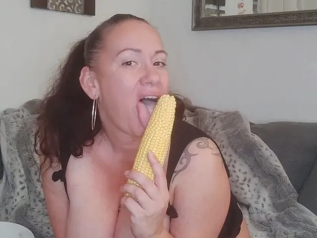 Ich schiebe mir einen Kolben durch den Entsafter! Magic POPcorn!!