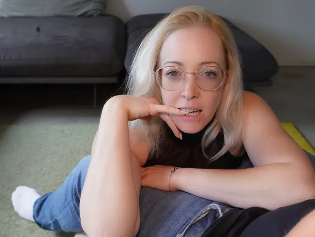 POV Deine geile Feierabend-Schlampe MELKT dir die Eier leer! Babyöl-Handjob bis zur Explosion!