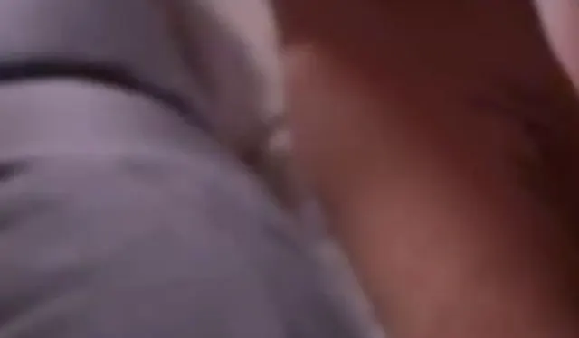 Vorschau aus Nahaufnahmen: Er verwöhnt meine feuchte Pussy mit dem Dildo. Nahaufnahme meiner feuchten Pussy