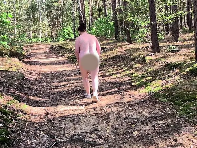 nackter Waldspaziergang