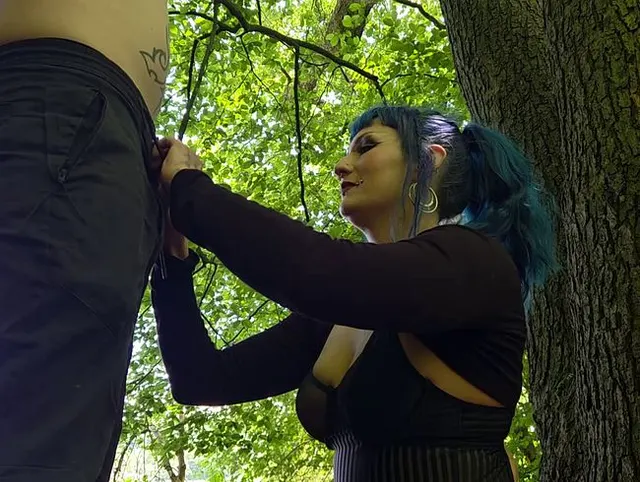 Geiles GOTHGIRL mit GESPALTENER ZUNGE verwöhnt großen Schwanz OUTDOOR BLOWJOB