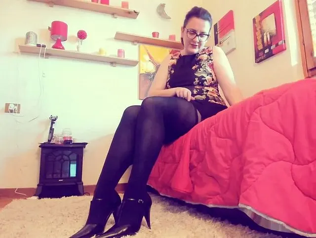 Nicoletta’s Language Class & Full Uncensored Striptease