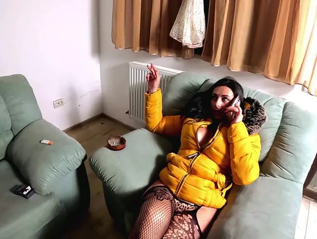 Rauchen, Telefonieren, Daunenjacke. Lauter Blowjob mit Kapuze und Sperma auf meinem Mantel.