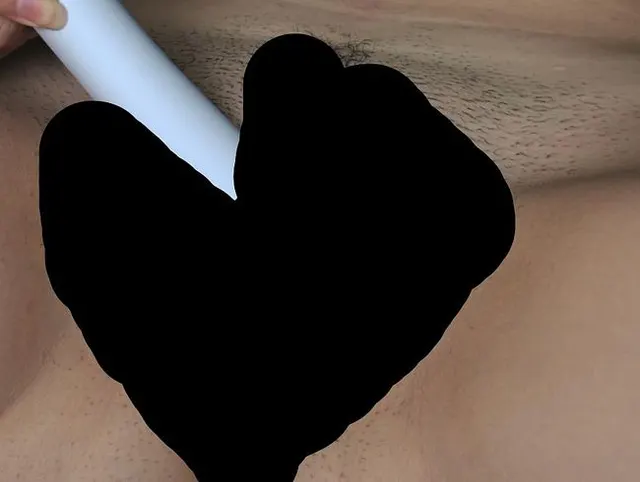 Ich masturbiere ihre Klitoris Vibrator zum Orgasmus.