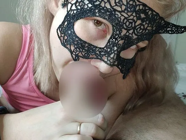 Jungfräuliche Stiefschwester lutscht riesigen Schwanz ihres Stiefbruders für 100 $
