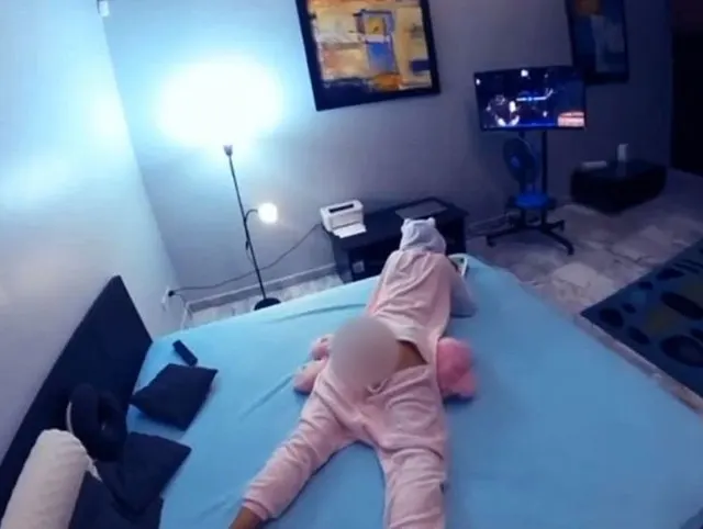 Unsere pyjama rollenspiele und ich wurde in alle löcher gefickt und fertig in meinem mund und auf me