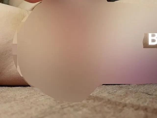 Muschi mit großen Schamlippen schlägt