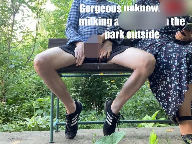 Wunderschöne Mama-Milf melkt einen großen Schwanz im Park auf einer Bank