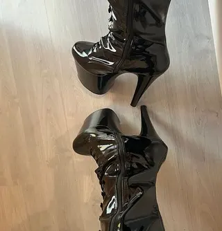 Spritzen in Extremen High Heels ......................