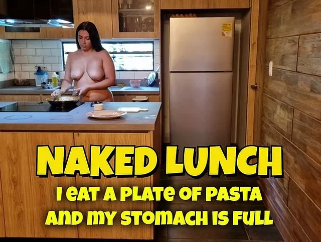Nacktes Mittagessen: Ich bereite Pasta alla Puttanesca zu und esse sie!