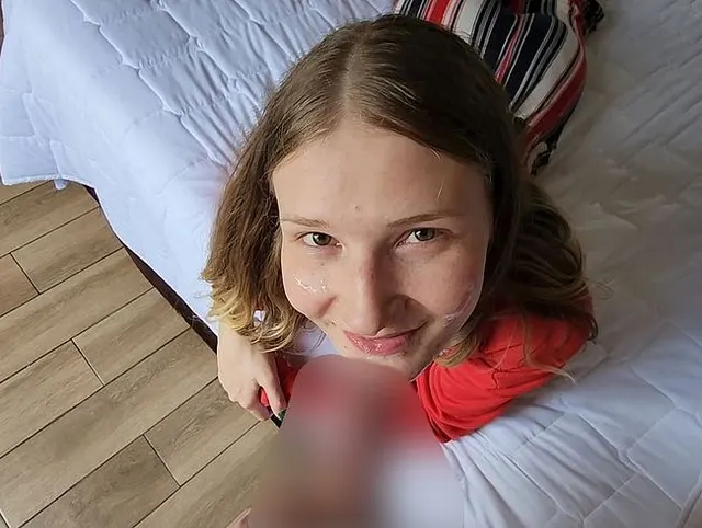 Junge Süße wird in einem Hotel von einem großen Schwanz in den Mund gefickt