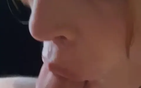 Voll gespritzt nach Deepthroat