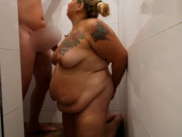 Mann in der Dusche gwichst erst angespritzt und dann noch angepisst