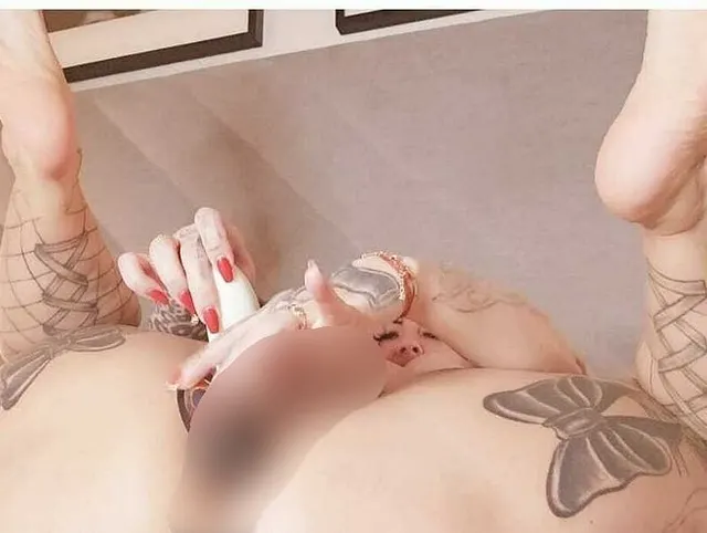 Doppelpenetration mit dem Stossvibrator in mein tättowiertes Arschloch