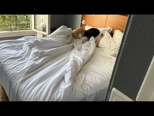 Geile Maus wird von einem hartem Schwanz in einem Pariser Hotel geweckt