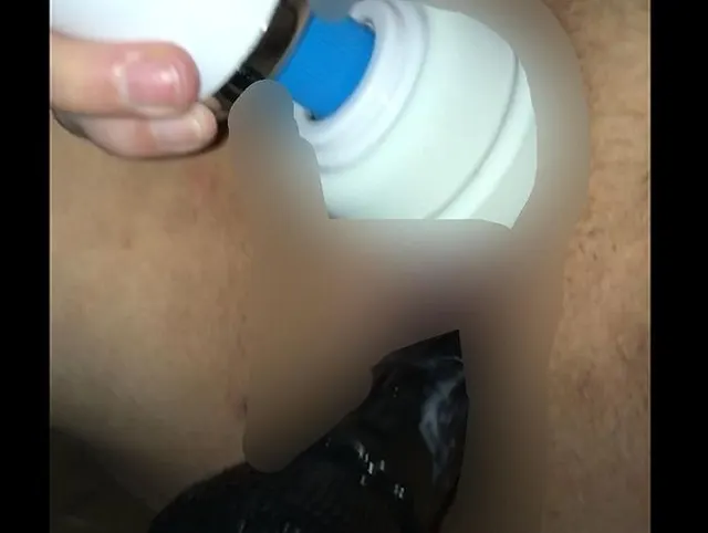 Spaß mit Massagestab und Fickmaschine