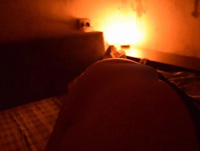 Jasmin tanzt auf dem Bett