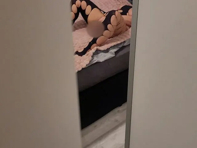 Er erwischt mich, wie ich den neuen Dildo ausgiebig teste.. ups ;)