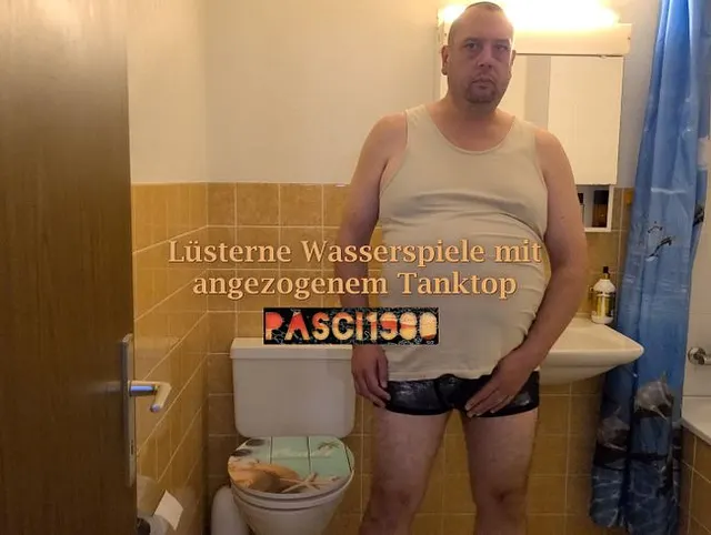 Lüsterne Wasserspiele mit angezogenem Tanktop