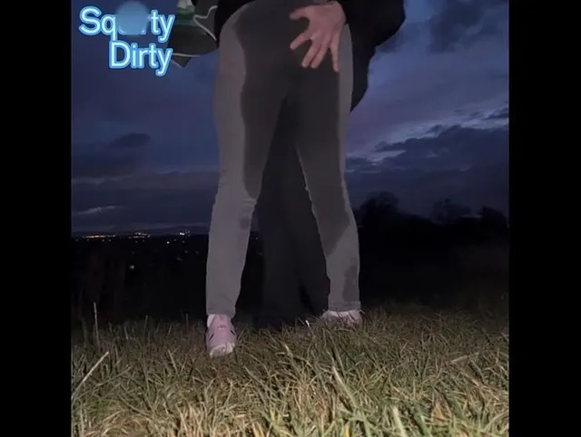 Während ich meine meine Jeans pisse, pinkelt mein Mann über meinen Arsch und ich muss so Heim laufen