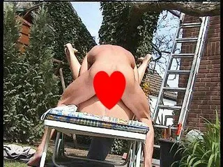 AUF DER SONNENLIEGE