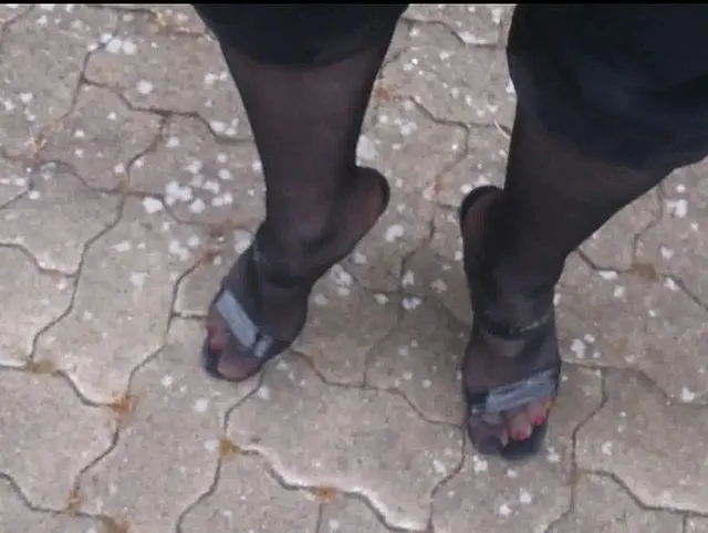 HIGH HEELS: Auf dem Parkplatz